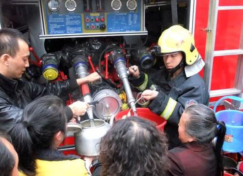 消防隊給西固蘭玻西社區(qū)居民送來水，市民排隊取水